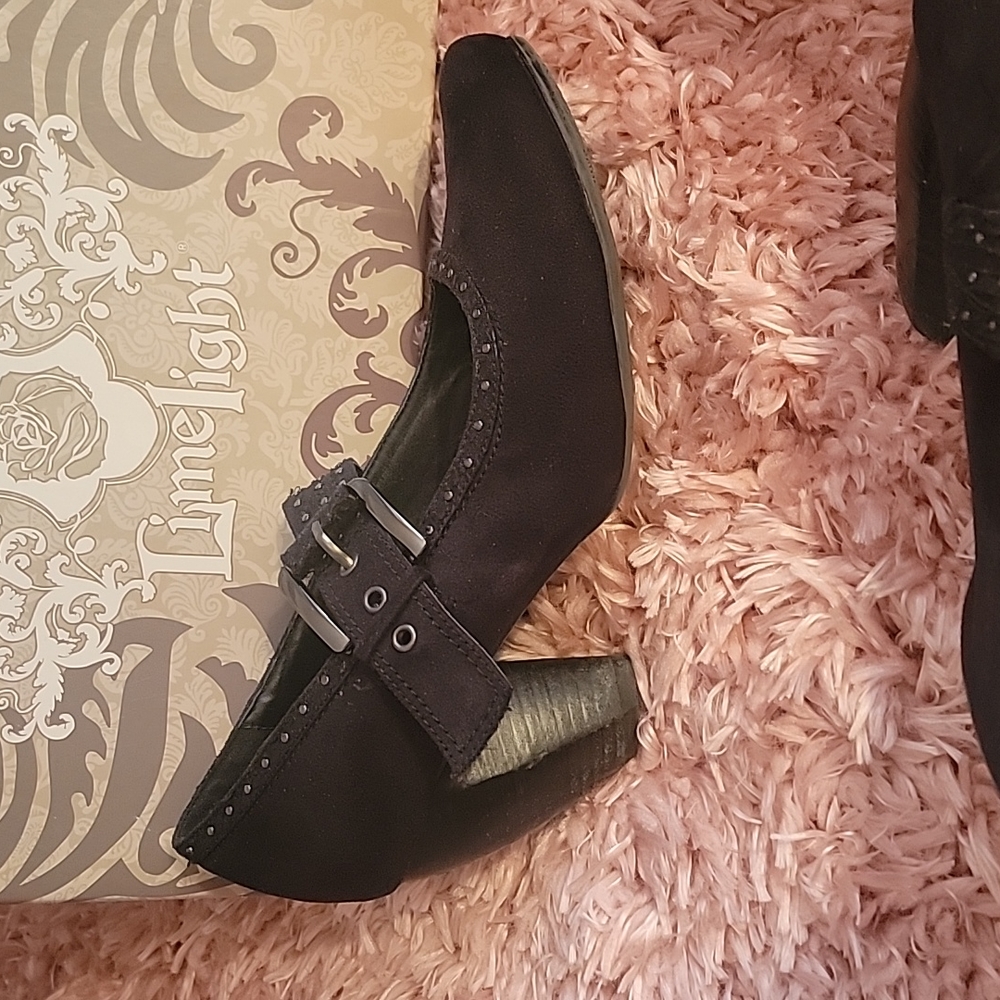 Shoes - Picture 3 of 4